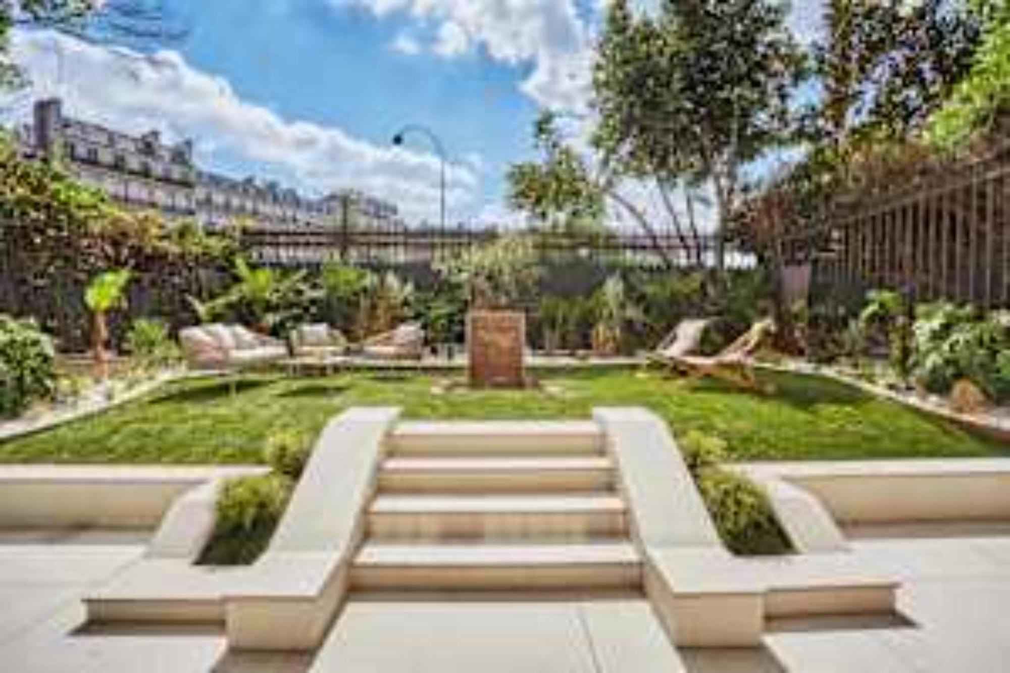 Sumptuous With Garden Arc De Triomphe