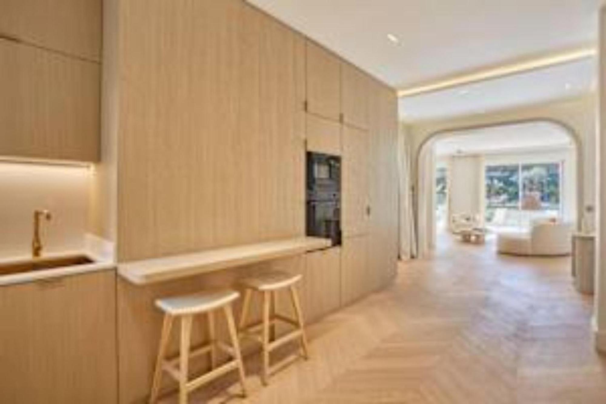 Sumptuous With Garden Arc De Triomphe